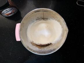 3、过筛入低筋面粉和泡打粉。