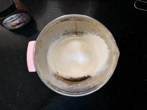 3、过筛入低筋面粉和泡打粉。