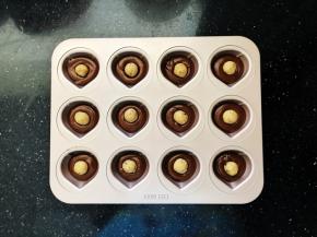 10、放入栗蓉球。