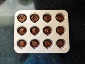 9、冷藏好的蛋糕糊取出，挤入模具一半的量。