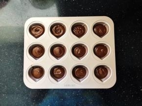 9、冷藏好的蛋糕糊取出，挤入模具一半的量。