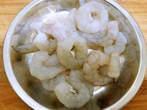 虾仁解冻后清洗干净，用厨房纸吸干水分
