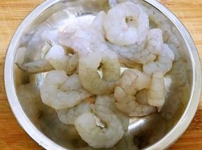 虾仁解冻后清洗干净，用厨房纸吸干水分