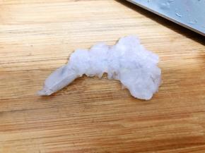 虾仁放案板上用刀拍扁