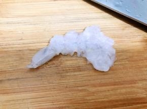 虾仁放案板上用刀拍扁