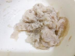 搅打好的虾滑密封放入冰箱冷藏2个小时再用