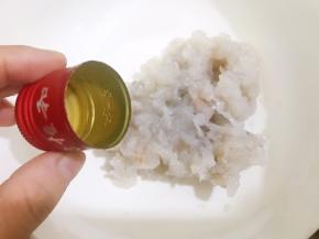 剁好的虾放入碗里加入料酒
