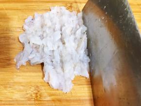 再用刀背稍微剁碎