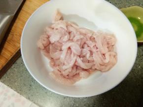 里脊肉切细丝，可以稍微冻硬一点再切，比较容易切
