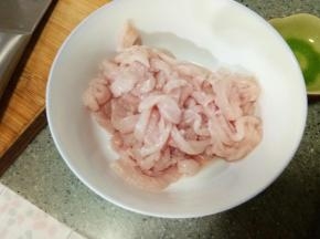 里脊肉切细丝，可以稍微冻硬一点再切，比较容易切