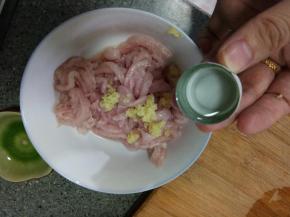 姜磨碎，加一瓶盖白酒