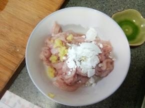 加2勺淀粉，半勺盐