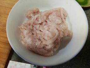 揉捏均匀，多揉一会儿，可以使肉比较嫩