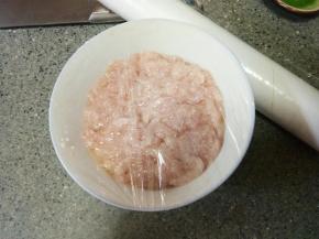 盖保鲜膜，把肉放入冷藏里腌制最少半小时