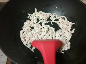 起油锅，油温五六成就下肉丝翻炒，快速划散，肉丝全部变白就可以盛出来