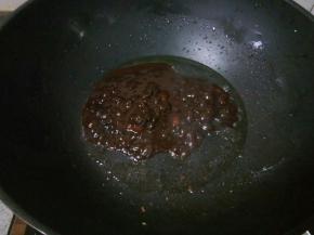 锅里留一点底油，放入酱汁小火烹至冒泡