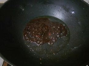 锅里留一点底油，放入酱汁小火烹至冒泡