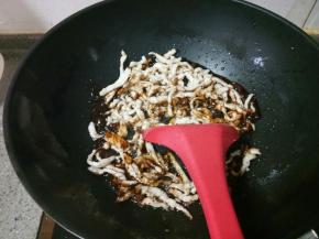 倒入肉丝使肉丝裹匀酱汁就可以了