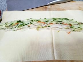 烫个胡萝卜丝和豆芽，黄瓜切丝，放在豆皮上