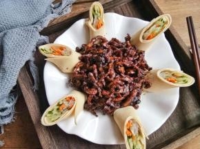 摆在盘子周围装饰一下