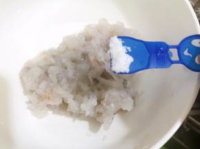 加入少许盐，盐不要多有个底味即可