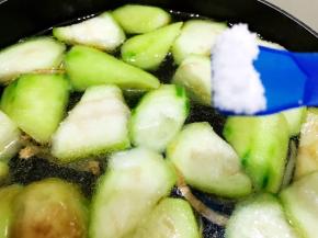 水滚开后加入盐调味