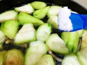 水滚开后加入盐调味