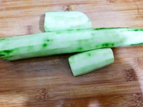 丝瓜去皮洗净