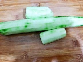 丝瓜去皮洗净