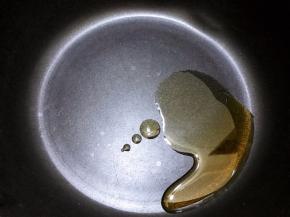 锅里放入适量植物油