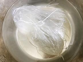 粉丝用水泡软备用