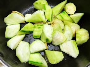再加入丝瓜翻炒片刻后加入清水