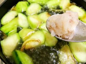 取出冰箱冷藏的虾滑，用勺子舀成丸子状放入锅里