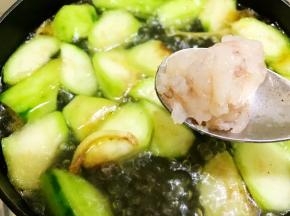 取出冰箱冷藏的虾滑，用勺子舀成丸子状放入锅里