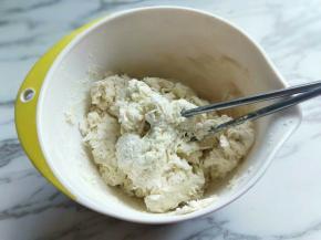 将酵母粉放入清水中混合溶解，分次倒入面粉器具中，一边用筷子搅成絮状！（一定要分次加入水）