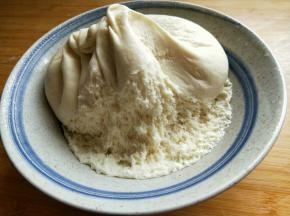 将面团揉成光滑的面团，进行发酵，发至原来的两倍大，图中发酵好的面团全部是蜂窝眼！