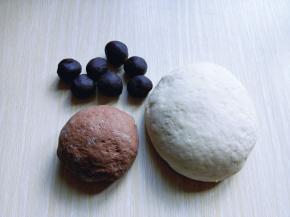 取40g左右的面团加入可可粉，揉均匀。准备好馅料？