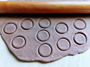 将可可面团擀开，再用模具（裱花嘴底部）压出圆○。