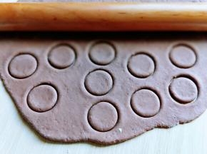 将可可面团擀开，再用模具（裱花嘴底部）压出圆○。