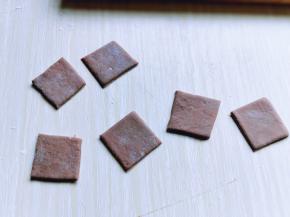 再将剩下的可可面团擀开，切出相等的正方形。