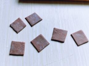 再将剩下的可可面团擀开，切出相等的正方形。