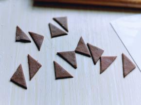 再从正方形的中间切开，切出三角形。