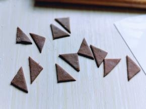 再从正方形的中间切开，切出三角形。