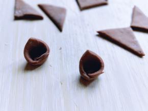 三角形卷起来，做猪耳朵。