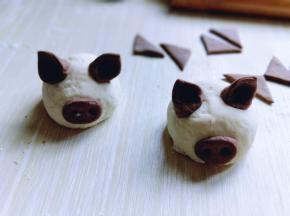 把猪鼻子，嘴巴，耳朵蘸点水粘在猪身上。