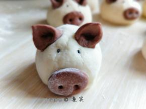 再用筷子扎两个洞洞眼，猪鼻子就好了，猪眼睛我用的黑芝麻做装饰。