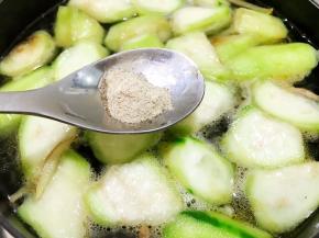 加入鸡粉和白胡椒粉