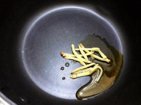 加入姜丝爆香