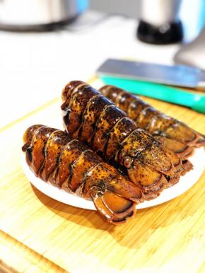 把龙虾刷干净备用。