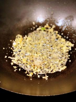 锅中放入黄油，蒜蓉爆香。